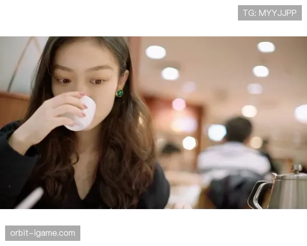 季丽萍晒照是名表配路边小吃，这反差我笑出声了